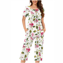 Casual pyjamaset voor dames: top met korte mouwen en lange broek.