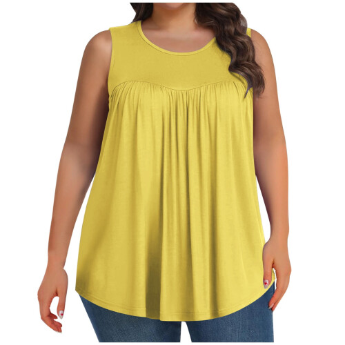 Regata feminina plus size com gola redonda, pregas frontais e modelagem solta.