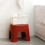Platzsparender, stapelbarer Kunststoffhocker mit ergonomischem Design 4