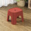 Platzsparender, stapelbarer Kunststoffhocker mit ergonomischem Design 5