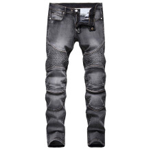 Calça jeans skinny masculina, lavagem escura, comprimento total e com bolsos.
