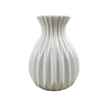 Composizione floreale in vaso idroponico di ceramica e plastica.
