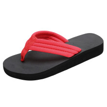Chinelo feminino de dedo, sola macia, para uso externo na praia.