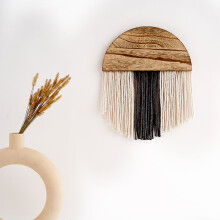 Boho wandtapijt met franjes en een halfrond houten frame