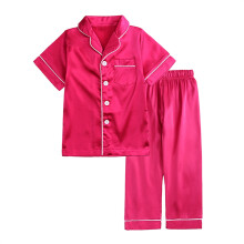 Kinderpyjamaset van satijn, bestaande uit een top met lange mouwen en knoopsluiting en