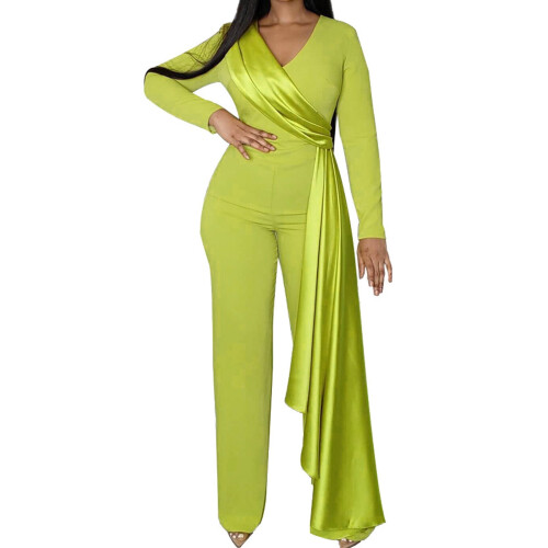 Macacão feminino verde liso com decote em V e mangas compridas.