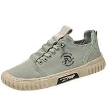 Casual sneakers voor heren, gemaakt van ademende ijzijden stof.
