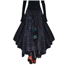 Locker geschnittenes Damenkleid mit Karomuster, Fransen und unregelmäßigem Saum