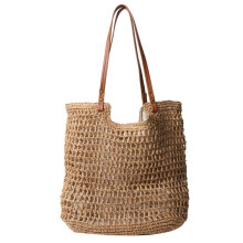 Bolsa de ombro feminina de palha vazada com grande capacidade.