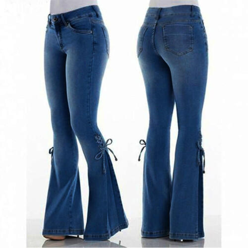 Calça jeans feminina flare com cintura elástica e modelagem ampla, estilo bootcut.