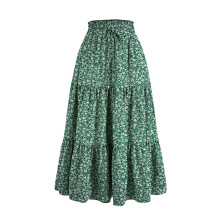 Saia midi feminina evasê com estampa floral e elástico alto.