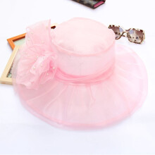 Een fascinatorhoed voor dames, geschikt voor kerkelijke bruiloften en theekransjes.