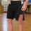 Pantaloncini da uomo post-operatori adattivi con strappi e gamba larga e chiusura a scatto. 1