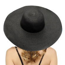 Chapéu de sol feminino de verão com aba larga e estrutura flexível em palha.
