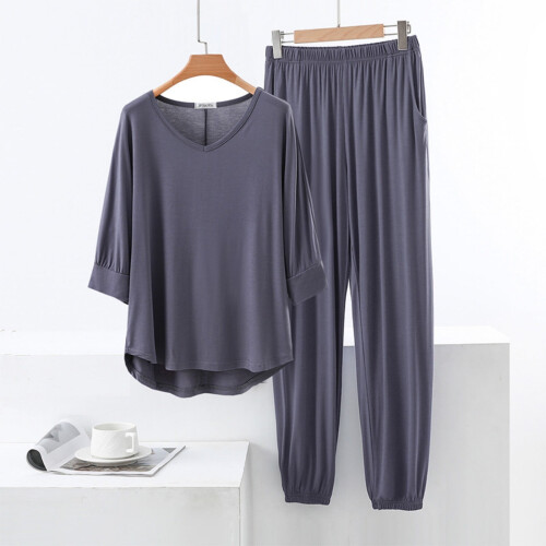 Conjunto de pijama feminino com blusa de manga curta e calça comprida.