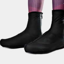 Zwarte winddichte overschoenen van PU met elastische stof en ritssluiting.