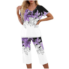 Lässiges Damen-Schlafanzugset: Oberteil mit V-Ausschnitt und Print und Caprihose