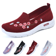 Casual instapschoenen voor dames met bloemenborduursel.