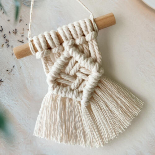 Mini-Makramee-Wandbehang im Boho-Stil mit Quasten