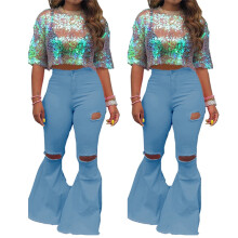 Calça jeans feminina boca de sino com zíper e pernas largas.