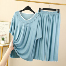 Conjunto de pijama feminino com blusa de manga curta com decote em V e calça.
