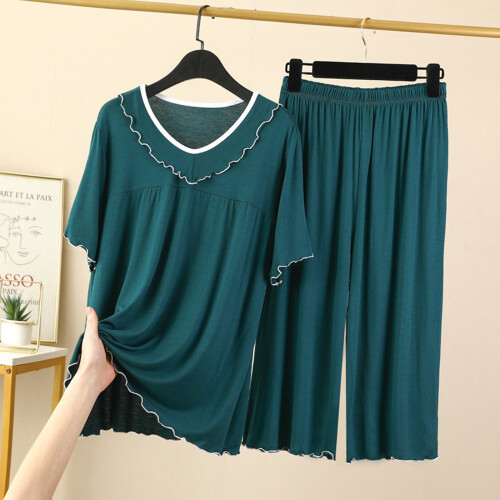 Conjunto de pijama feminino de manga curta com decote em V e calça.