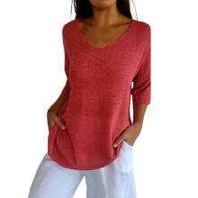 Damesblouse van rood katoen met V-hals en 3/4 mouwen, geschikt voor op kantoor.