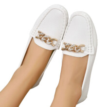 Damesschoenen met comfortabele platte zolen en gouden ketting, instappers