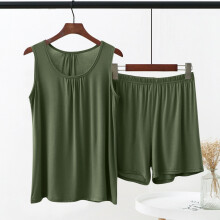 Conjunto de pijama feminino com regata, top sem mangas e shorts.
