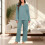 Conjunto de pijama feminino com decote em V, mangas compridas e calça. 1