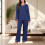 Conjunto de pijama feminino com decote em V, mangas compridas e calça. 1