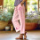 Calça feminina rosa com laço, perna reta e bolsos. 1