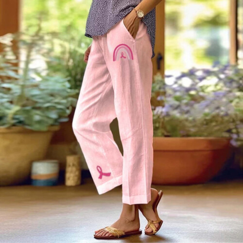 Calça feminina rosa com laço, perna reta e bolsos.