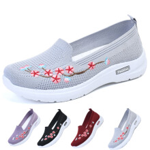 Sapatilhas femininas casuais de malha com bordado floral.