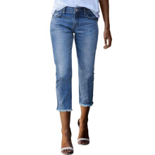 Calça jeans capri feminina de perna reta, azul claro, em denim elástico.