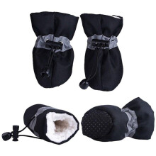Scarpe per cani antiscivolo con suola calda e morbida e cinturini riflettenti.