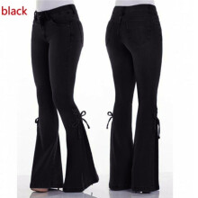 Calça jeans feminina flare com cintura elástica e modelagem ampla, estilo bootcut.