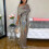 Tuta da sera da donna con spalle scoperte color oro 4