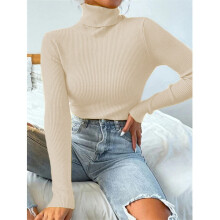 Suéter feminino cropped de gola alta e modelagem justa em tricô.