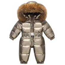 Mono de nieve infantil acolchado con capucha color dorado