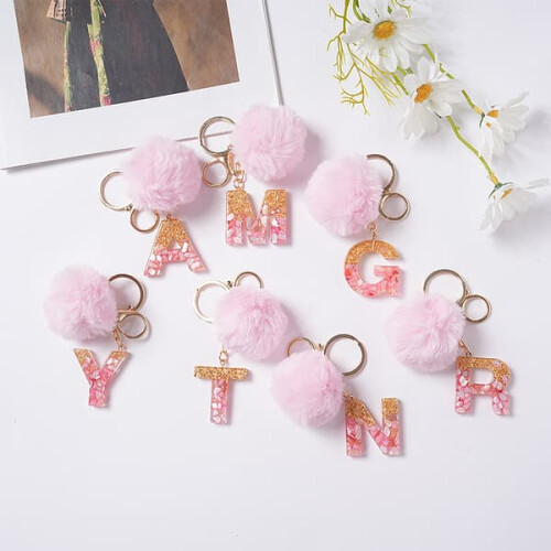 Roze pompon sleutelhanger met hars letter A 1