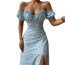 Lässiges Sommerkleid mit schulterfreiem V-Ausschnitt und Spaghettiträgern