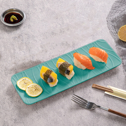 Bandeja retangular comprida de plástico para sushi e bolos.