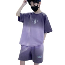 Conjunto de verão para meninos pequenos com shorts e mangas curtas em degradê.