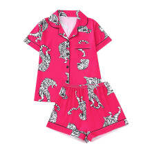 Damespyjamaset met tijgerprint, bestaande uit een top met korte mouwen en een short.