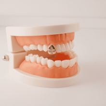 Kupari Zirkonia Cross Tooth Grillz Yksiosainen Hopea tai