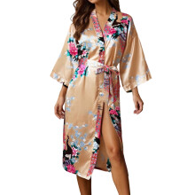Lång, lätt badrock med tryck för kvinnor