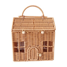 Borsa in rattan a forma di casetta, intrecciata a mano con manico.