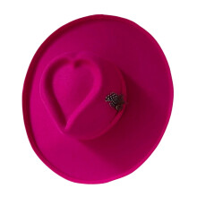 Classico cappello a cilindro Homburg da uomo con design a cuore, ideale per attività all'aperto.