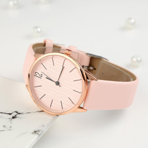 Reloj de pulsera rosa de aleación para mujer con correa ajustable.